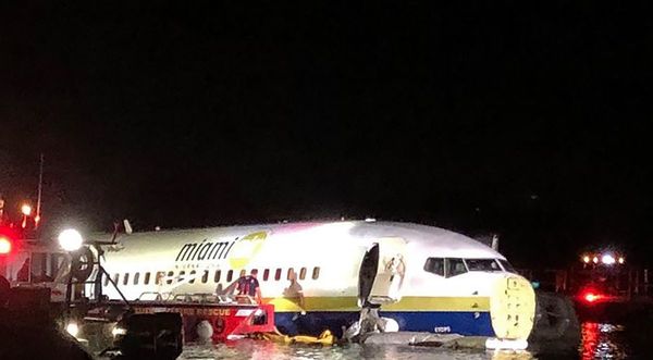 Un Boeing 737 se sale de pista y se posa en un río de EEUU