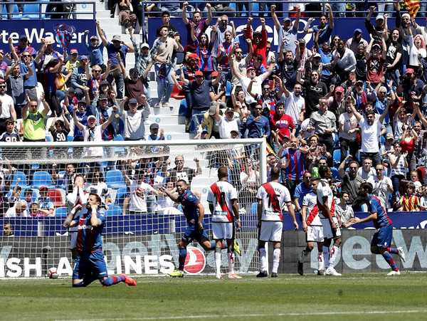 El Levante acaricia la permanencia en La Liga