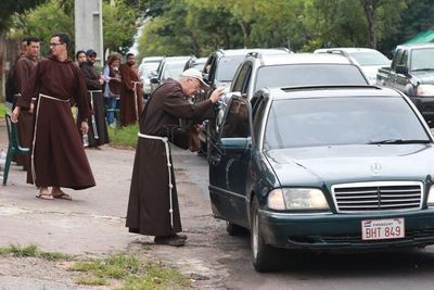Capuchinos bendicen vehículos sobre Avda. Perón