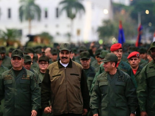 Maduro llama a militares a
