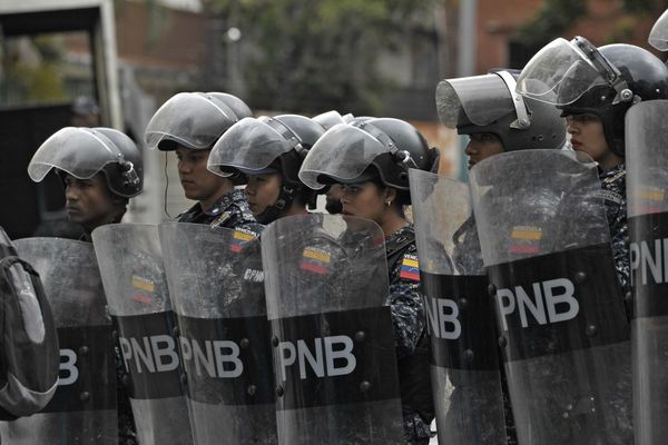 Maduro llama a militares a “estar listos” para defender a Venezuela