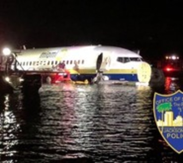 Boeing 737 con 143 personas a bordo cayó a un río  - Paraguay.com