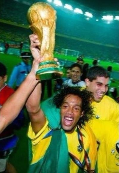 Ronaldinho viene  al país para chutar  con grandes “ex”