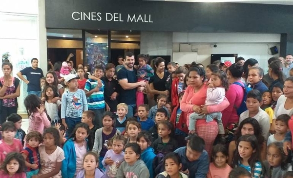 HOY / Niños del Bañado cumplieron su sueño de ir al cine