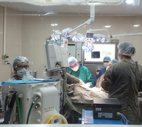 Extirpan tumor de la cabeza de una paciente estando despierta - Paraguay.com