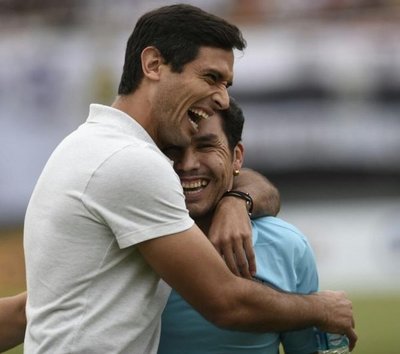 Abrazo y sonrisa de selección - Deportes - ABC Color