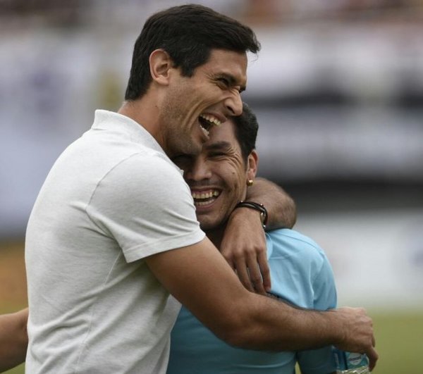 Abrazo y sonrisa de selección - Deportes - ABC Color