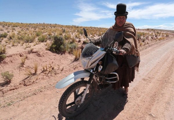 La aimara que combate el acoso político en una moto - Internacionales - ABC Color