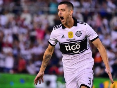 Alejandro Silva, el jugador de los hinchas, grita tricampeón        