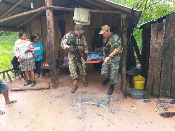 Militares ayudan a rescatar a anciana enferma - Nacionales - ABC Color