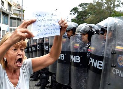 Maduro llama a militares a “estar listos” contra EEUU