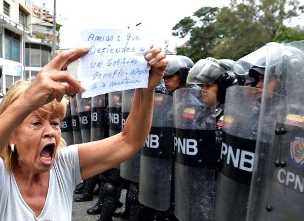 Maduro llama a militares a “estar listos” contra EEUU