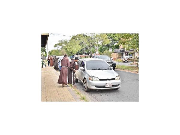 Bendicen filas de vehículos y oran por los conductores