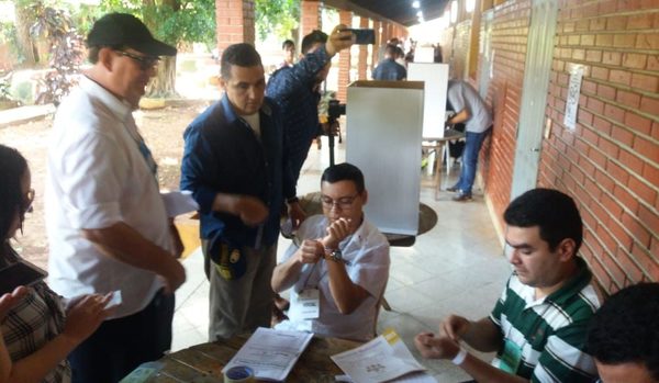 Disponen retirar distintivos