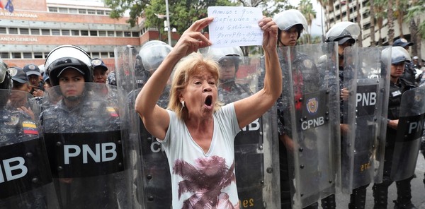 Venezolanos marcharon a los cuarteles para exigir el regreso de la democracia - ADN Paraguayo