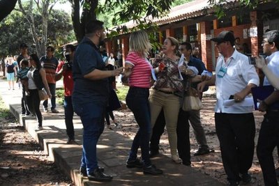 CDE: Empujones entre apoderados del PLRA y la ANR - Nacionales - ABC Color