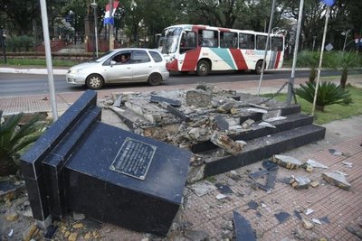 Destruyen monumento a Bernardino Caballero - Nacionales - ABC Color