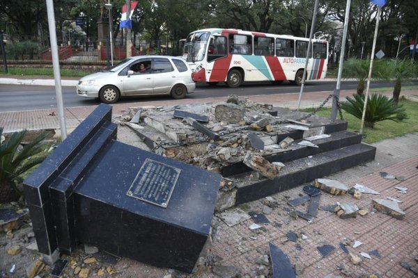Destruyen monumento a Bernardino Caballero - Nacionales - ABC Color