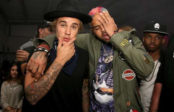 Justin Bieber defiende a Chris Brown por la golpiza que dio a Rihanna, llamándolo “un error”