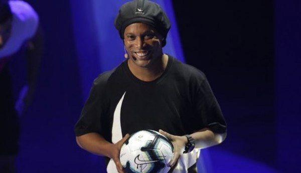 Ronaldinho no apareció pero igual hubo fiesta en Barrio Obrero