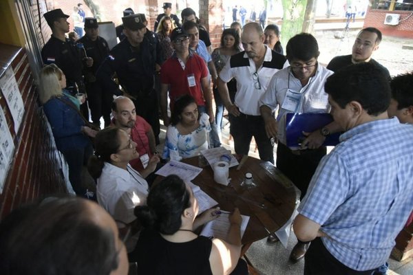 Elecciones CDE: fiscala pide que miembros de mesa retiren pulseras distintivas - 730am - ABC Color