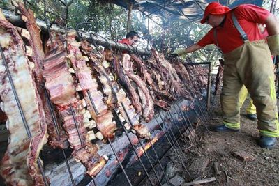 Bomberos de Trinidad realizan tradicional “Asado a la Estaca”