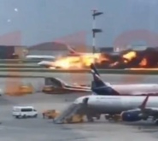 Impactante: Avión se incendia en el aire y aterriza de emergencia - Paraguay.com