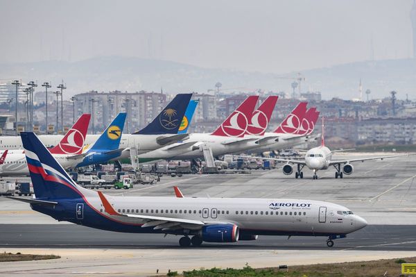 Al menos un muerto en incendio de avión ruso que aterrizó en Moscú