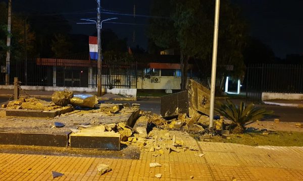 Monolito fue destruido