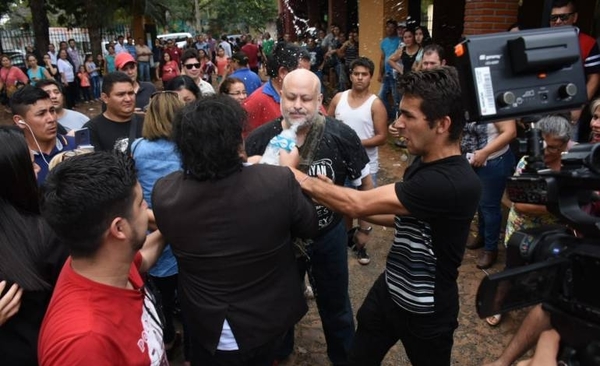 HOY / Esta vez Payo quedó empapado: fue a votar y Kelembu le recibió arrojándole agua