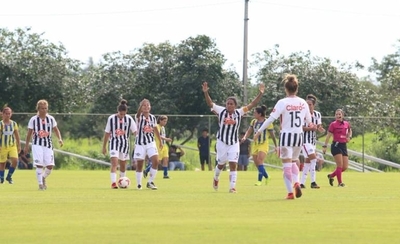 HOY / Libertad-Limpeño toma el liderato del fútbol femenino