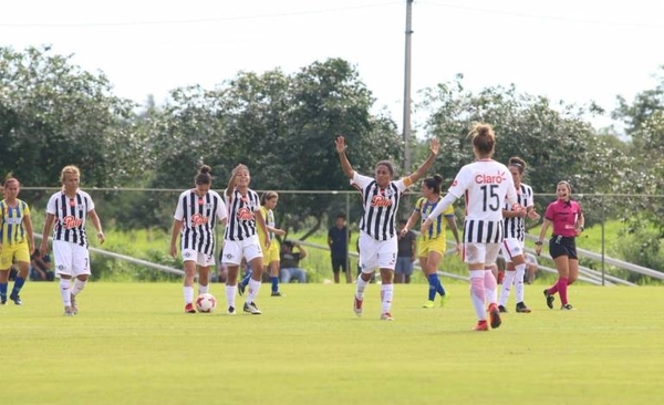 HOY / Libertad-Limpeño toma el liderato del fútbol femenino