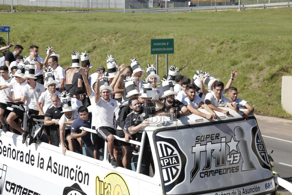 Espectacular recibimiento al tricampeón - ADN Paraguayo