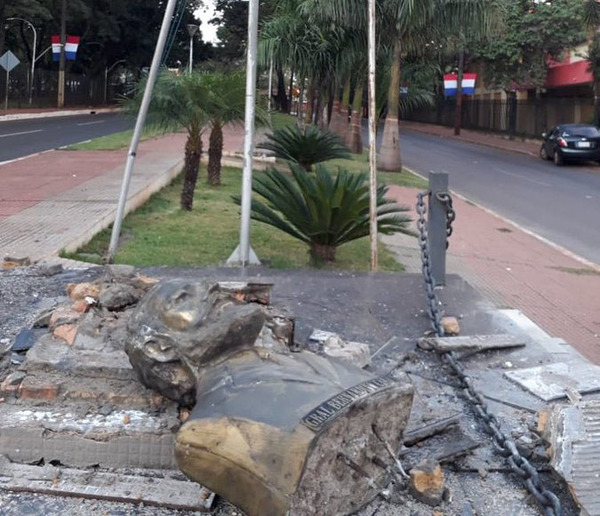 Destruyen monumento a Bernardino Caballero en CDE - ADN Paraguayo