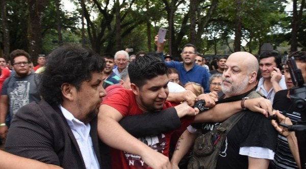 ESTA VEZ PAYO QUEDÓ EMPAPADO: FUE A VOTAR Y KELEMBU LE RECIBIÓ ARROJÁNDOLE AGUA
