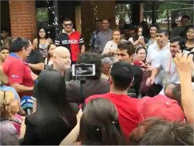Elecciones municipales: Kelembu le derrama agua a Payo Cubas