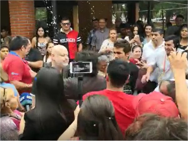 Elecciones municipales: Kelembu le derrama agua a Payo Cubas