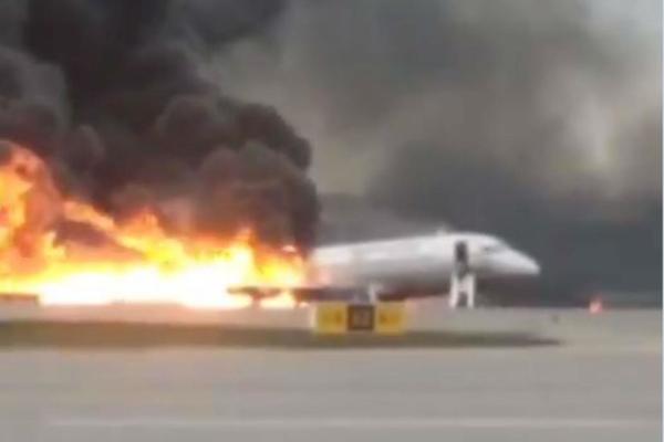 Rusia: Incendio de avión deja al menos 41 muertos » Ñanduti