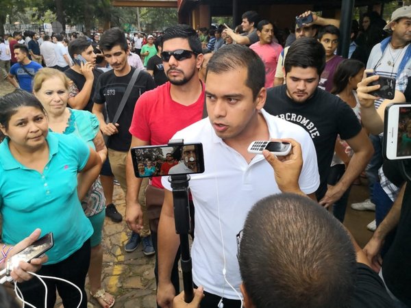 Al grito de ¡Sí, se pudo! jóvenes celebran con Miguel Prieto