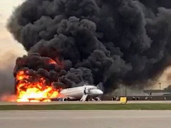Al menos 40 muertos en avión incendiado en Moscú