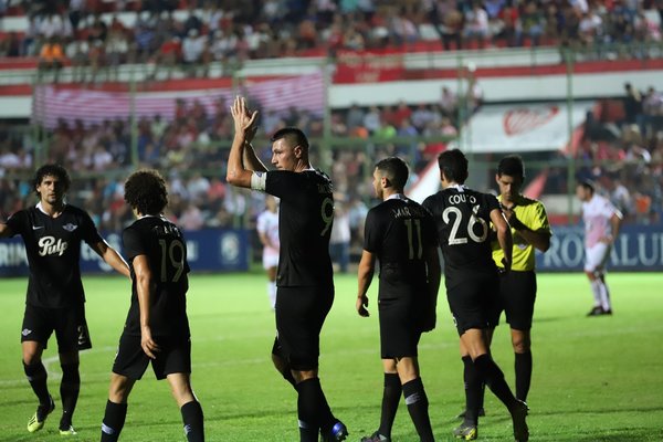 Libertad vence a San Lorenzo con cinco extranjeros en cancha