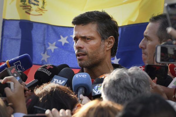 Fracasa el intento de derrocar a Maduro