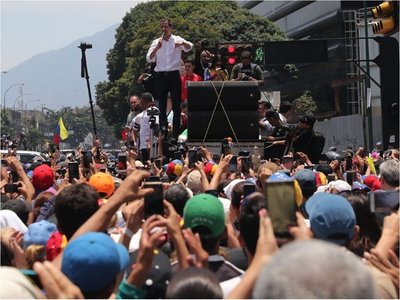 Guaidó dice que  Asamblea Nacional  aprobaría una intervención de EEUU
