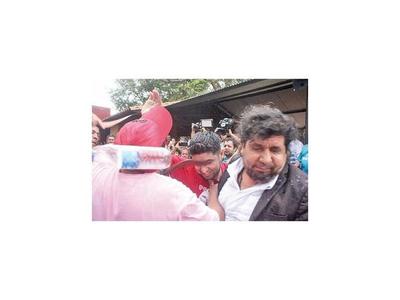 Kelembu derramó agua a Payo Cubas y fue cintareado