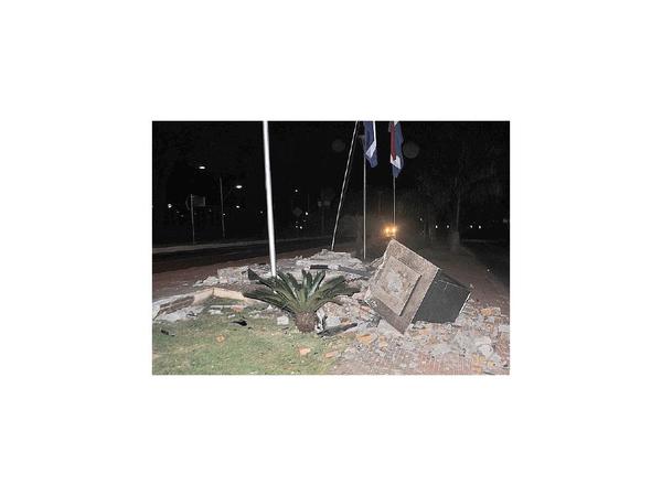 Destruyen monumento de Bernardino Caballero en CDE