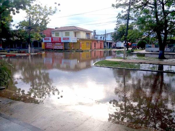 Pobladores de Alberdi, en alerta por la inundación