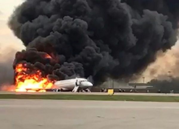 Temen que sean 41 los ocupantes muertos en el avión incendiado