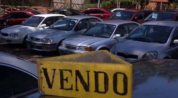HOY / Importadores de usados rechazan más impuestos y advierten que precios se dispararán