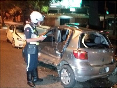 Conductor ebrio pasa semáforo en rojo y causa accidente fatal