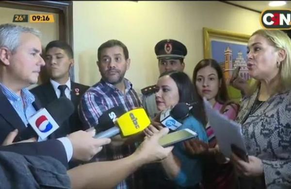 Dirtigenta de Ciudadanos Autoconvocados encara a senador Fidel Zavala - C9N